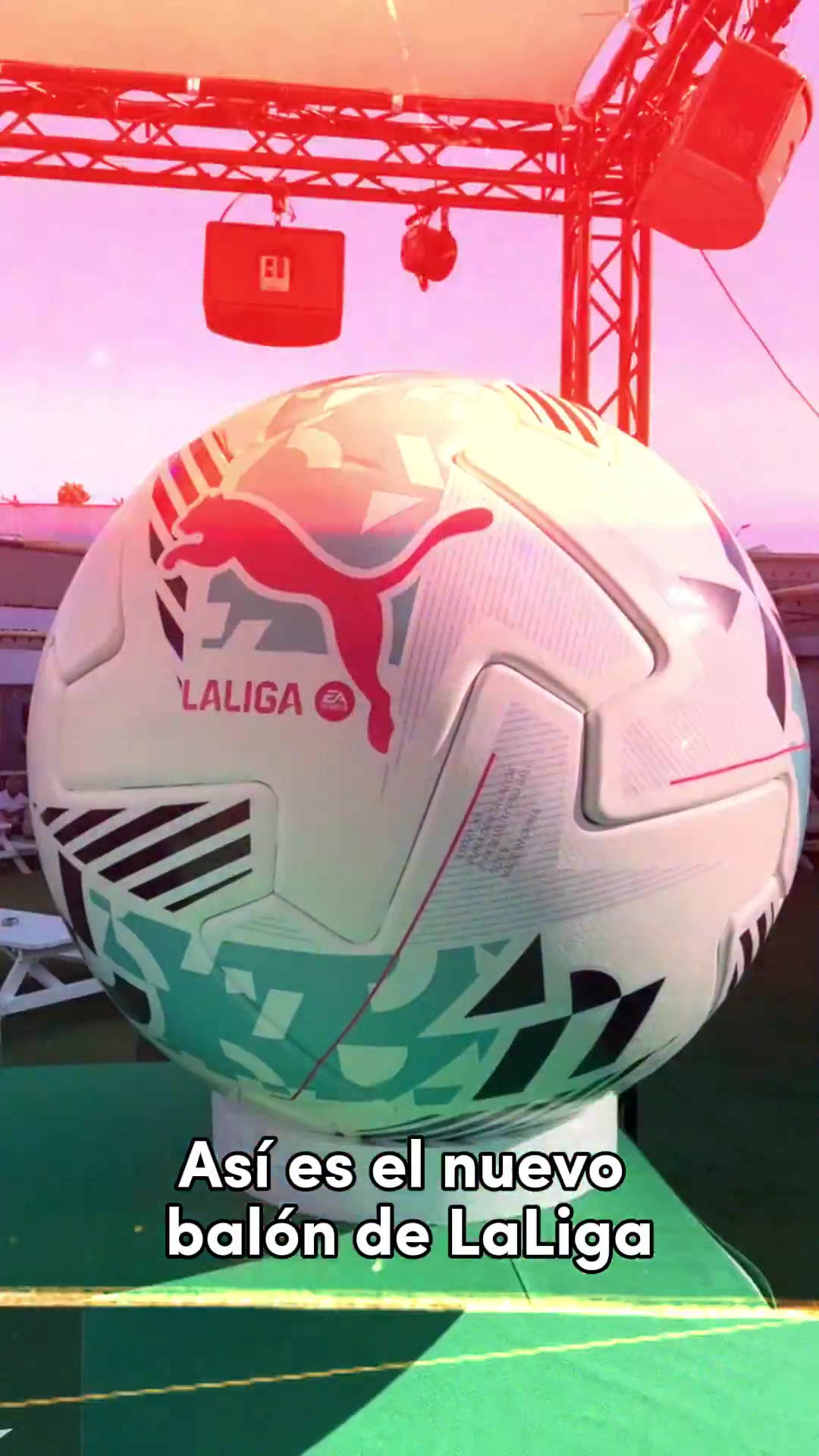 西甲下一季球：白色主颜色+青色 黑色图案 La Liga徽标为红色